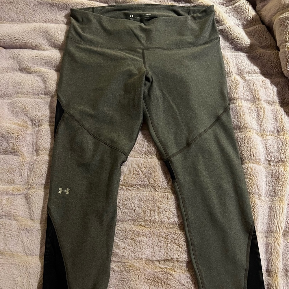 Under Armour capri compression leggings, XL, heat gear. Excellent condition!